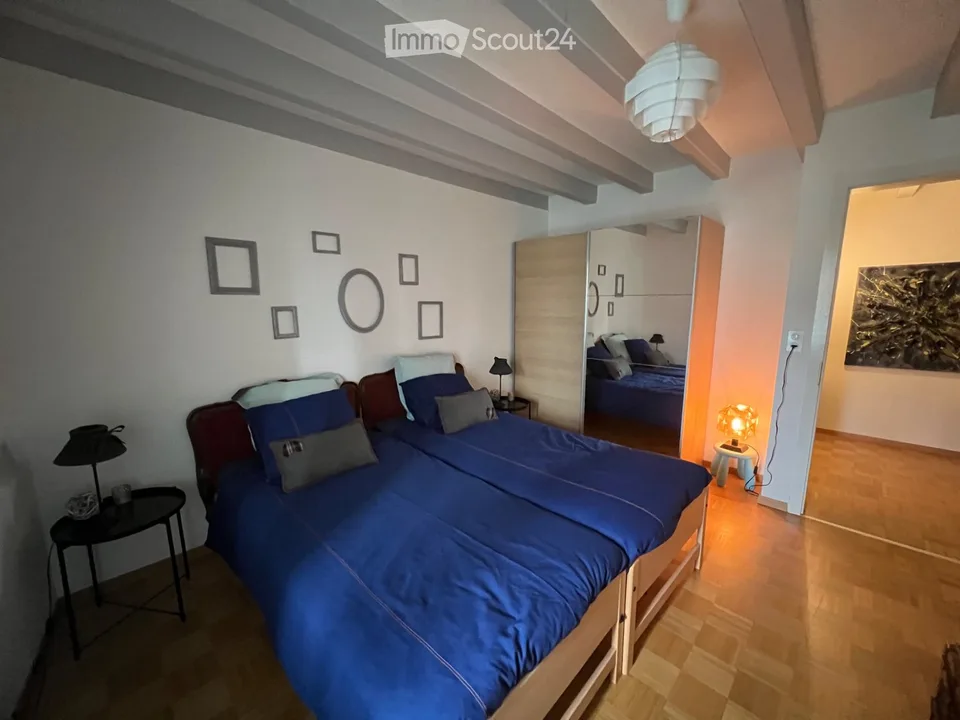 Zimmer mit Möbeln und eigenem Badezimmer und Parkplatz – Foto 2 von 5