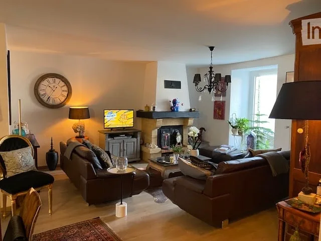 Zimmer mit Möbeln und eigenem Badezimmer und Parkplatz – Foto 5 von 5