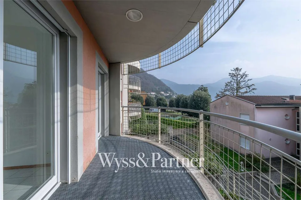 Appartement spacieux de 4,5 pièces à Morcote avec grand balcon et vue sur le lac