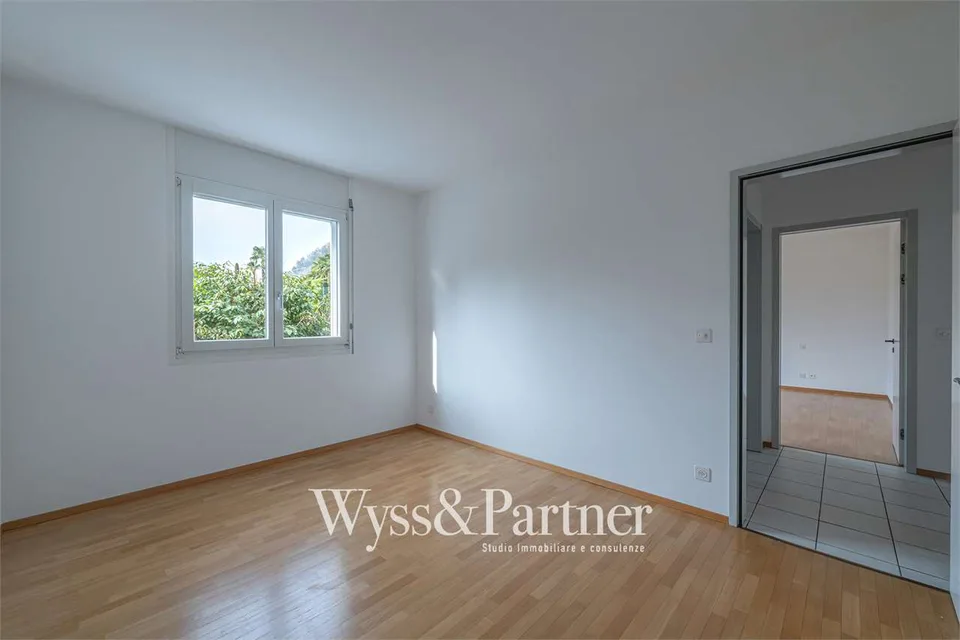 Appartement spacieux de 4,5 pièces à Morcote avec grand balcon et vue sur le lac