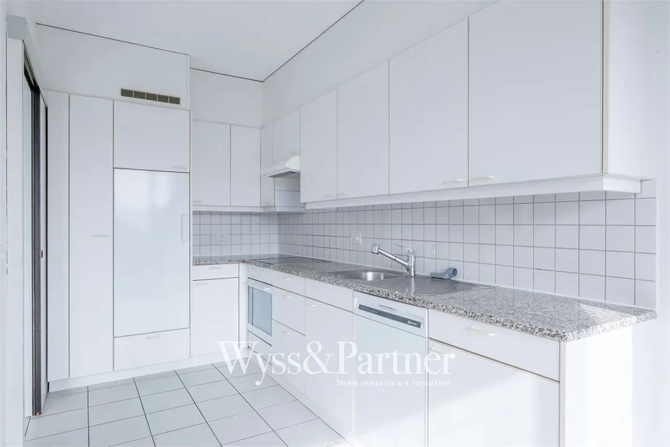Appartement spacieux de 4,5 pièces à Morcote avec grand balcon et vue sur le lac