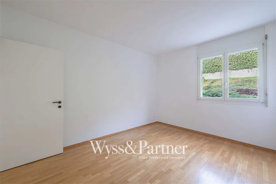 Appartement spacieux de 4,5 pièces à Morcote avec grand balcon et vue sur le lac