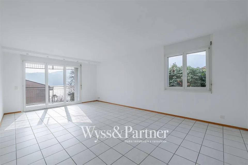 Appartement spacieux de 4,5 pièces à Morcote avec grand balcon et vue sur le lac