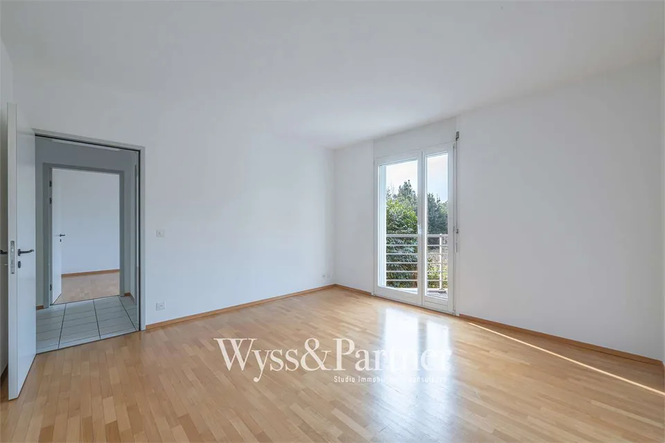 Appartement spacieux de 4,5 pièces à Morcote avec grand balcon et vue sur le lac