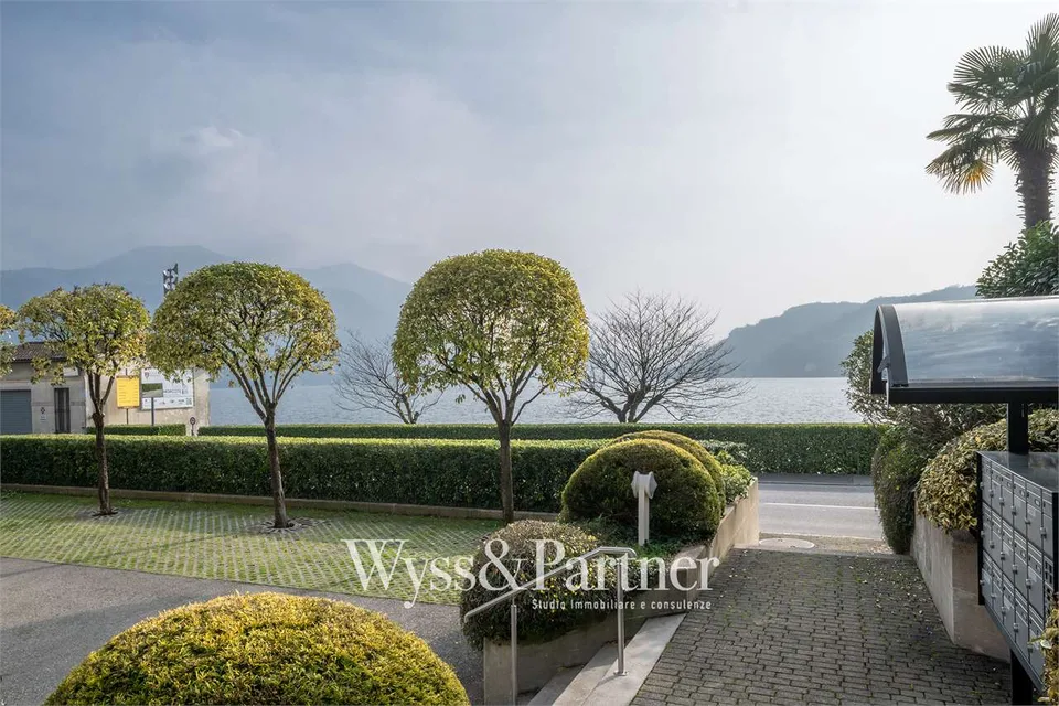 Appartement spacieux de 4,5 pièces à Morcote avec grand balcon et vue sur le lac
