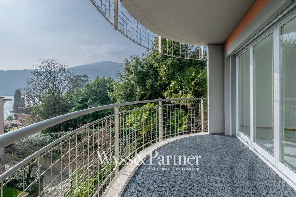 Appartement spacieux de 4,5 pièces à Morcote avec grand balcon et vue sur le lac