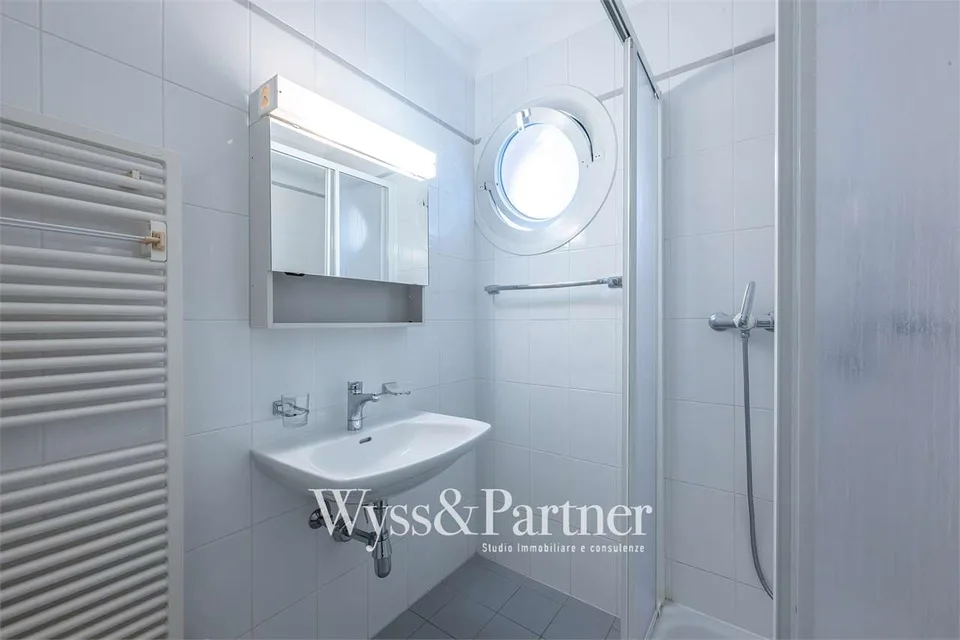 Appartement spacieux de 4,5 pièces à Morcote avec grand balcon et vue sur le lac