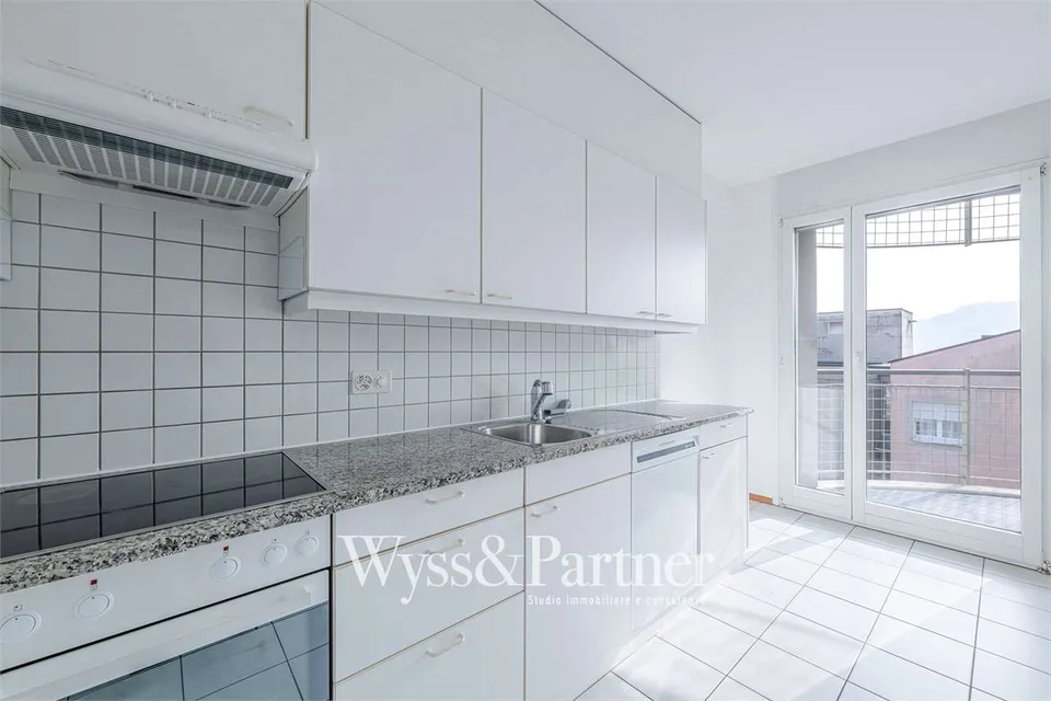 Appartement spacieux de 4,5 pièces à Morcote avec grand balcon et vue sur le lac