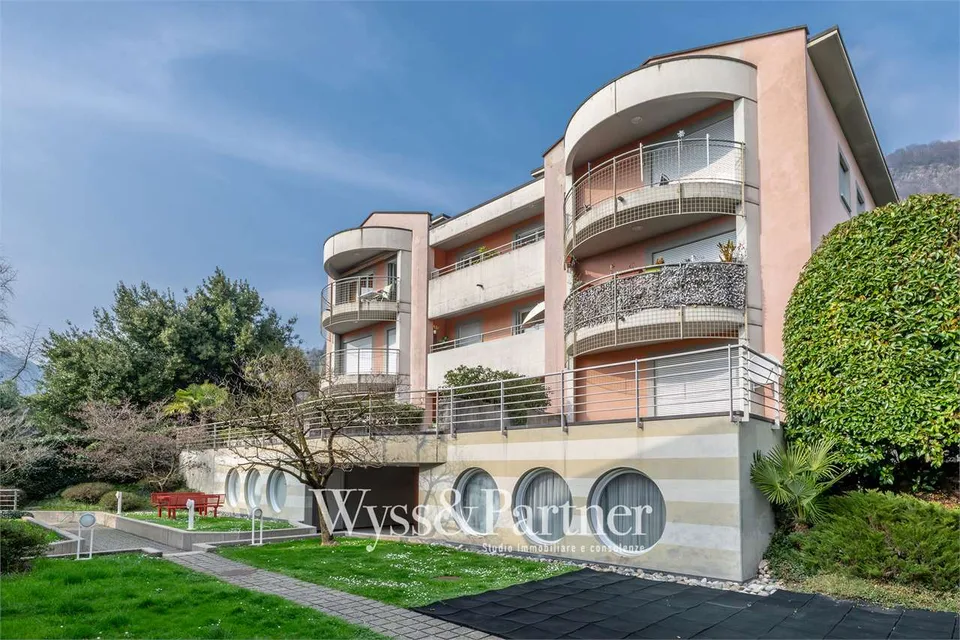 Appartement spacieux de 4,5 pièces à Morcote avec grand balcon et vue sur le lac