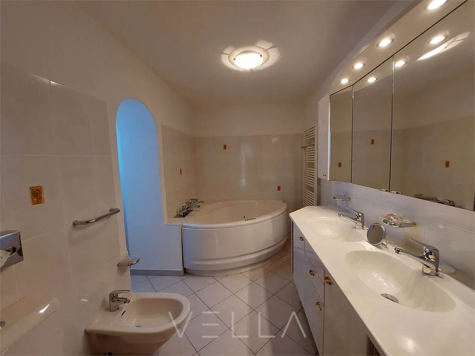 À louer à Montagnola, appartement mansardé meublé avec vue sur le lac