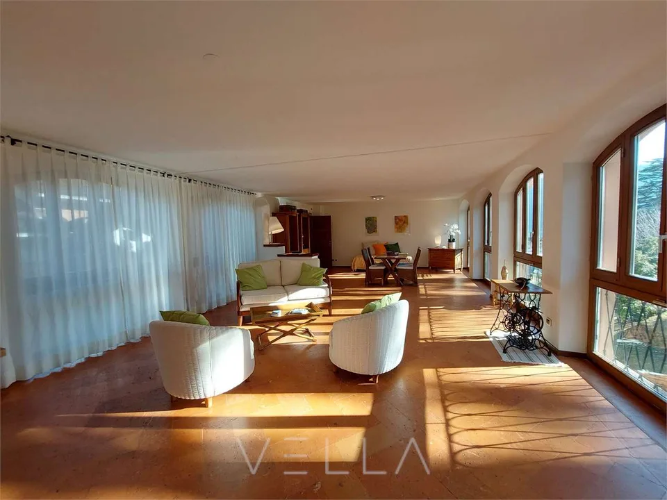 À louer à Montagnola, appartement mansardé meublé avec vue sur le lac