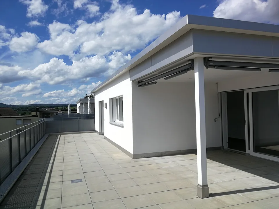 Nachmieter gesucht: Helle 5.5-Zimmer-Wohnung mit Balkon und Weitsicht in Lupfig