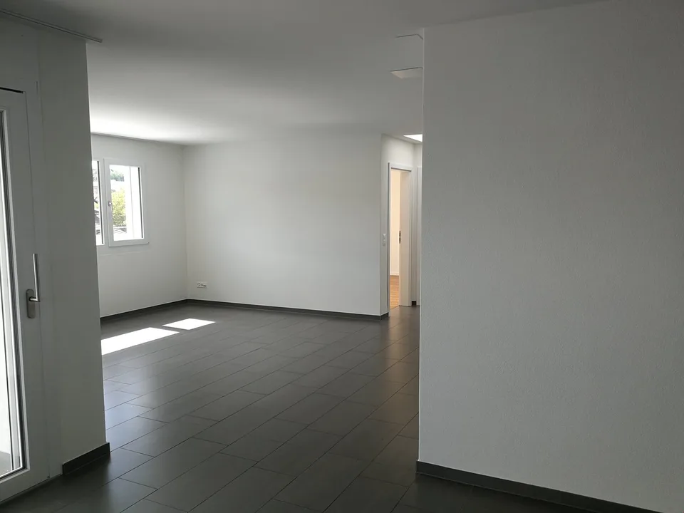 Nachmieter gesucht: Helle 5.5-Zimmer-Wohnung mit Balkon und Weitsicht in Lupfig