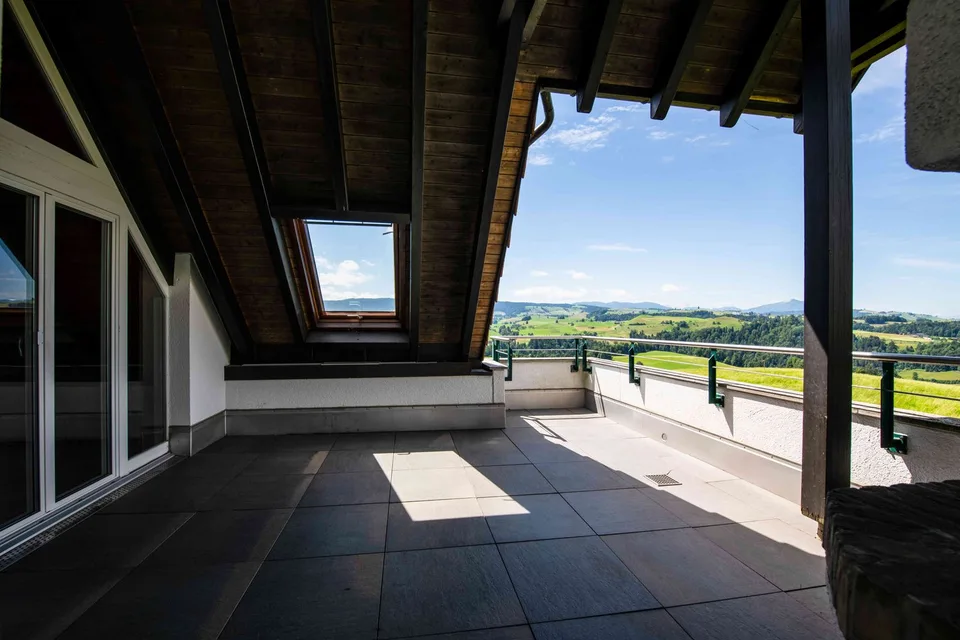 Exclusive 6.5-room attic apartment with breathtaking views in Hirzel – photo 12 of 13
