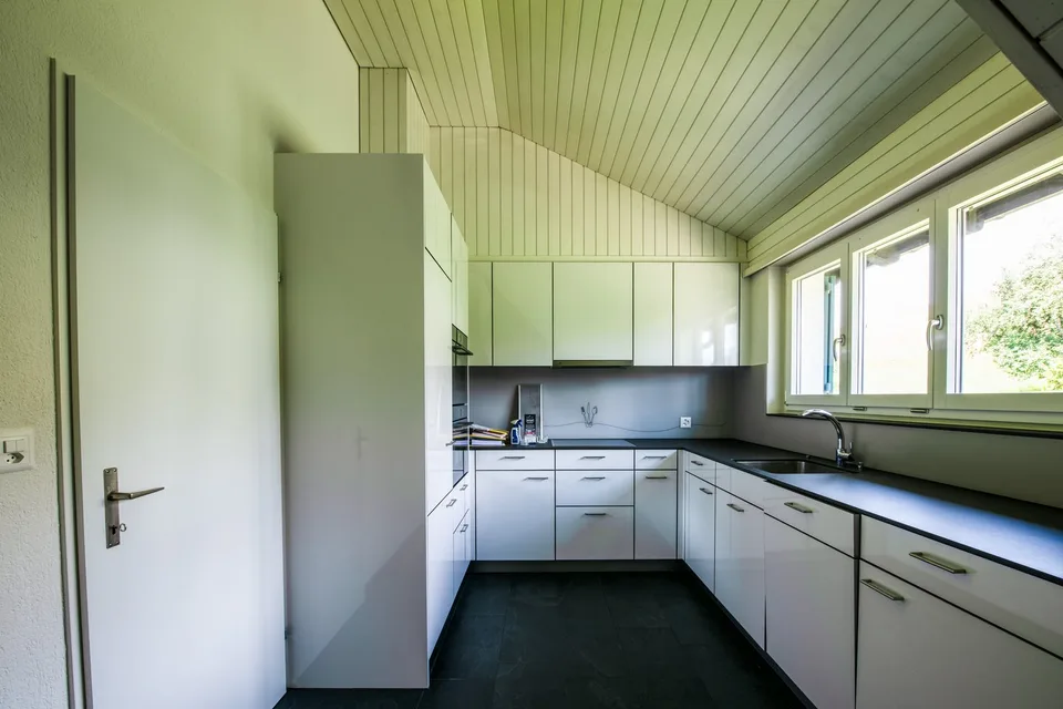 Exclusive 6.5-room attic apartment with breathtaking views in Hirzel – photo 9 of 13