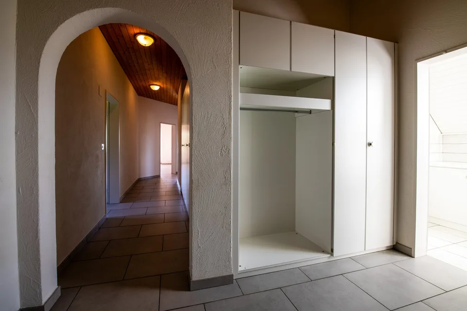 Exclusive 6.5-room attic apartment with breathtaking views in Hirzel – photo 3 of 13