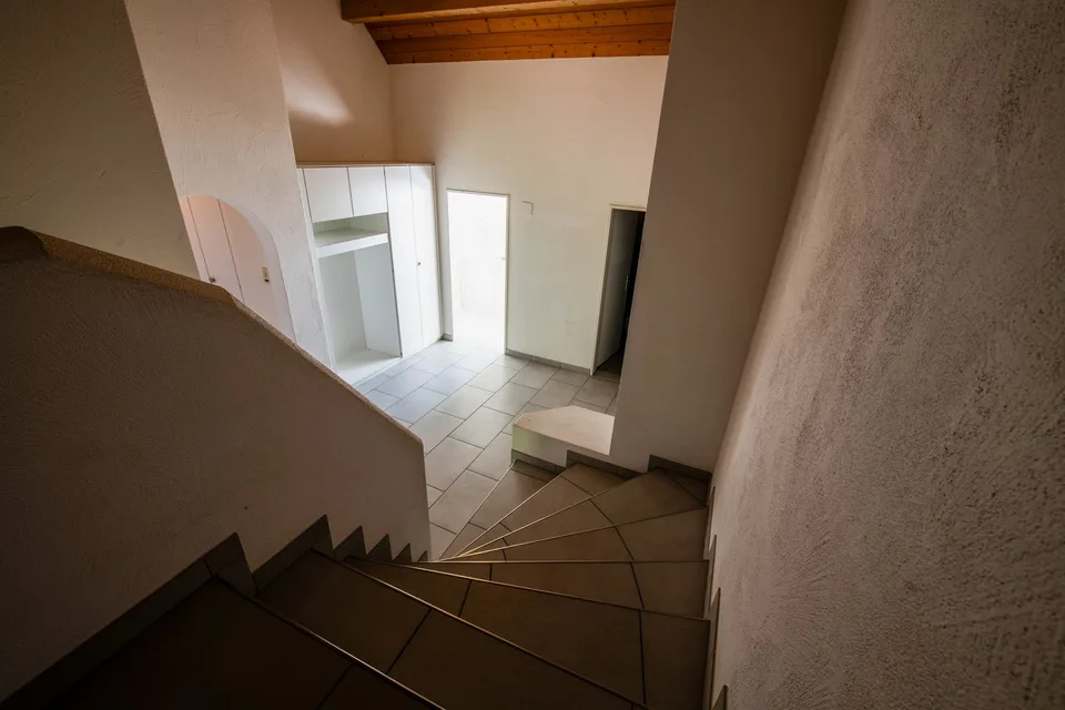 Exclusive 6.5-room attic apartment with breathtaking views in Hirzel – photo 4 of 13