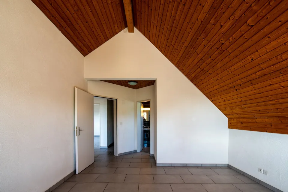 Exclusive 6.5-room attic apartment with breathtaking views in Hirzel – photo 6 of 13