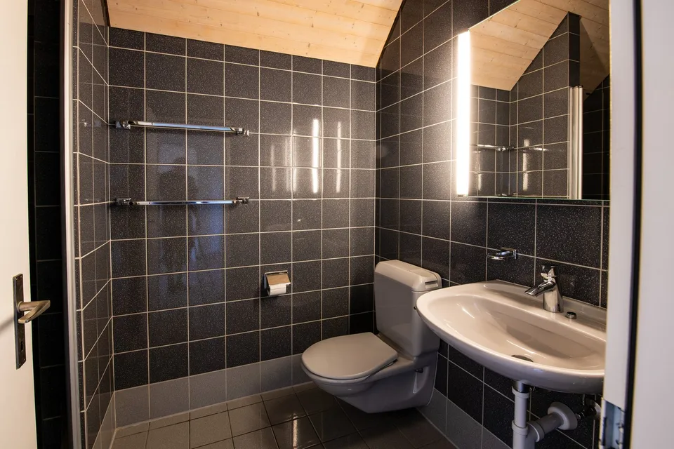 Exclusive 6.5-room attic apartment with breathtaking views in Hirzel – photo 8 of 13