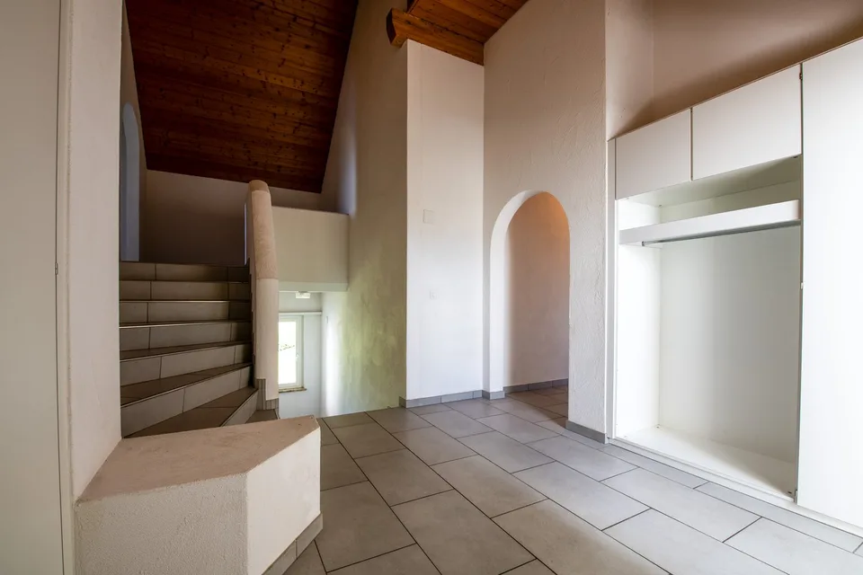 Exclusive 6.5-room attic apartment with breathtaking views in Hirzel – photo 2 of 13