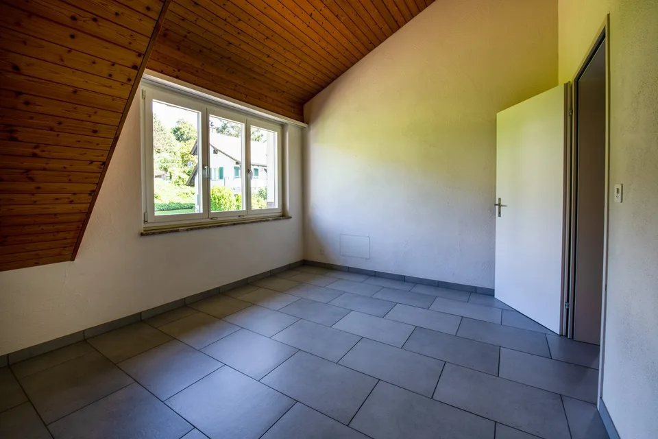 Exclusive 6.5-room attic apartment with breathtaking views in Hirzel – photo 5 of 13