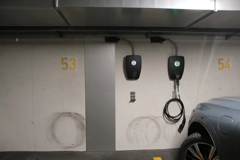 Posto auto in garage sotterraneo con collegamento Emobility privato in una bella struttura residenziale – foto 4 di 6
