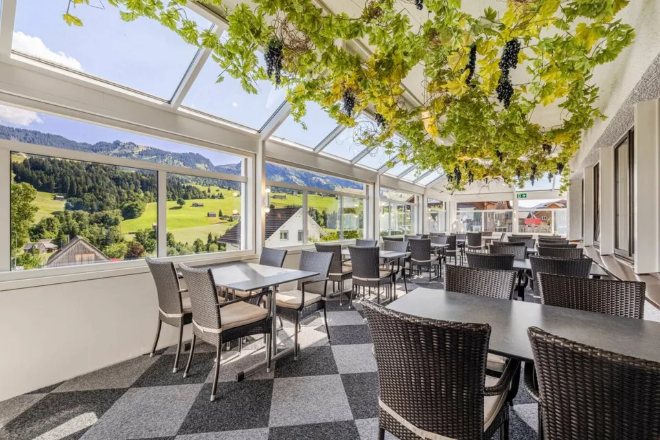 GRANDE POTENZIALE IN UNA POSIZIONE PRIVILEGIATA: HOTEL TOGGENBURG CON VISTA DA SOGNO E STRUTTURA IDEALE – foto 4 di 17