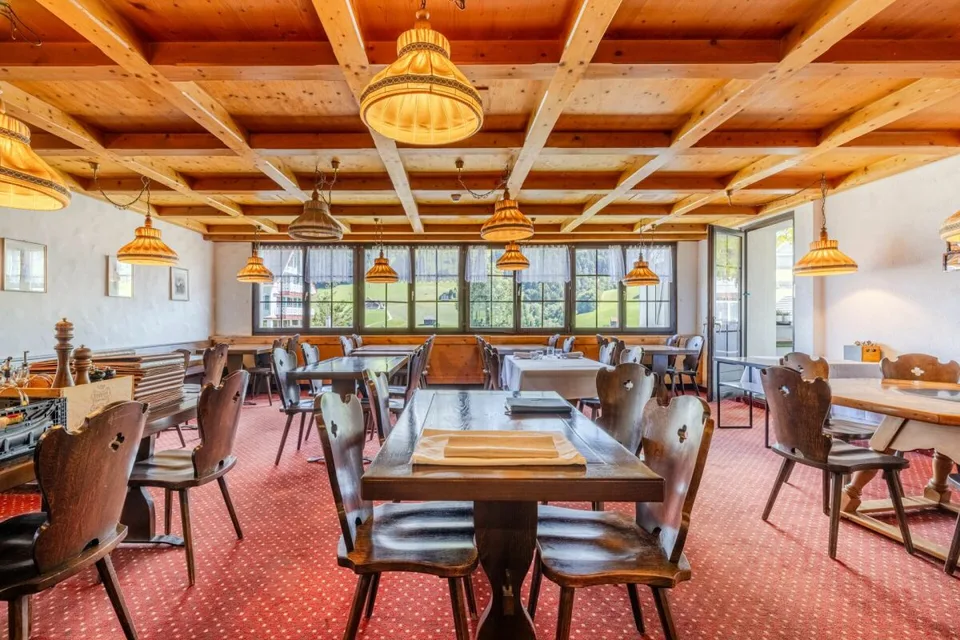 GRANDE POTENZIALE IN UNA POSIZIONE PRIVILEGIATA: HOTEL TOGGENBURG CON VISTA DA SOGNO E STRUTTURA IDEALE – foto 5 di 17