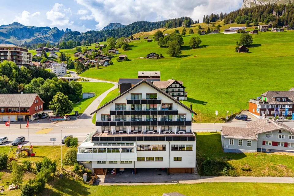 GRANDE POTENZIALE IN UNA POSIZIONE PRIVILEGIATA: HOTEL TOGGENBURG CON VISTA DA SOGNO E STRUTTURA IDEALE – foto 16 di 17