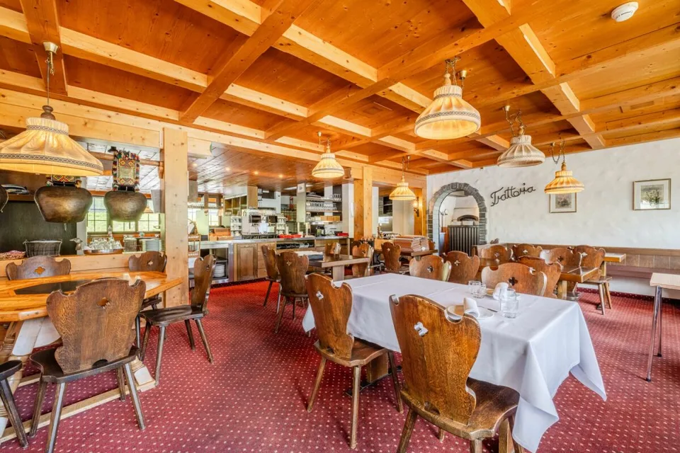 GRANDE POTENZIALE IN UNA POSIZIONE PRIVILEGIATA: HOTEL TOGGENBURG CON VISTA DA SOGNO E STRUTTURA IDEALE – foto 6 di 17