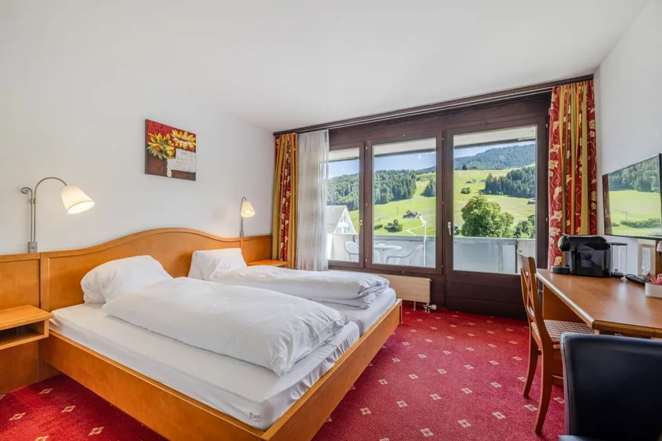 GRANDE POTENZIALE IN UNA POSIZIONE PRIVILEGIATA: HOTEL TOGGENBURG CON VISTA DA SOGNO E STRUTTURA IDEALE – foto 12 di 17