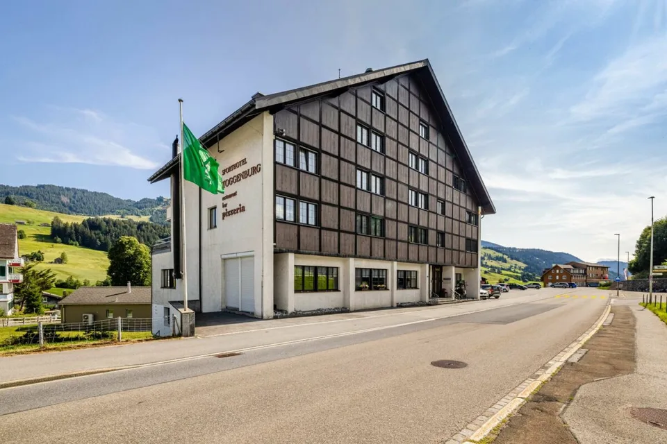 GRANDE POTENZIALE IN UNA POSIZIONE PRIVILEGIATA: HOTEL TOGGENBURG CON VISTA DA SOGNO E STRUTTURA IDEALE – foto 15 di 17