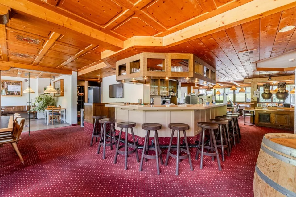 GRANDE POTENZIALE IN UNA POSIZIONE PRIVILEGIATA: HOTEL TOGGENBURG CON VISTA DA SOGNO E STRUTTURA IDEALE – foto 7 di 17