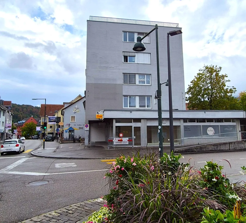 Locaux commerciaux (45m²) avec vitrines à un emplacement très central à Aesch – photo 2 sur 2