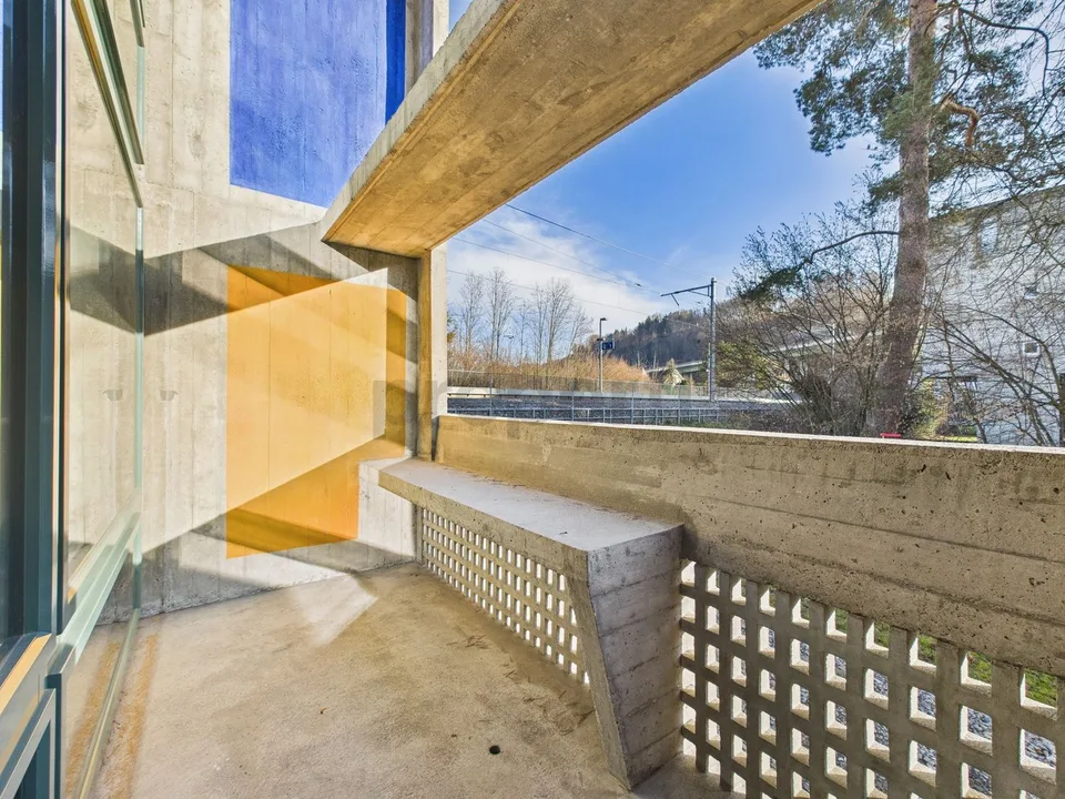 Wohnen in einer Ikone der Schweizer Architektur | Einzigartige 4.5-Zimmer-Maisonettewohnung im denkmalgeschützten Atelier-5-Ensemble in Flamatt