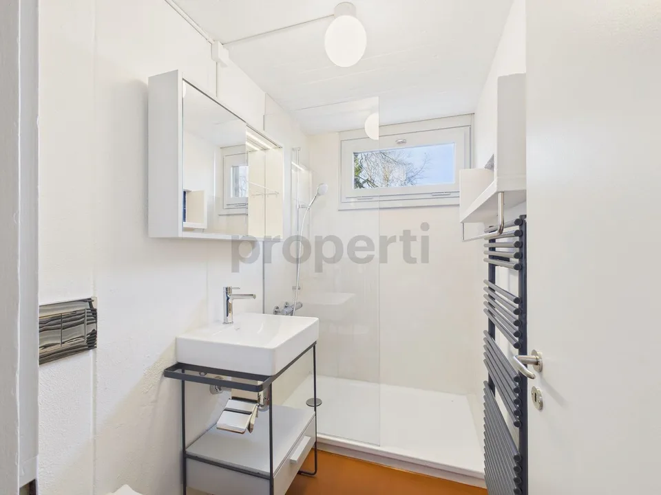Wohnen in einer Ikone der Schweizer Architektur | Einzigartige 4.5-Zimmer-Maisonettewohnung im denkmalgeschützten Atelier-5-Ensemble in Flamatt