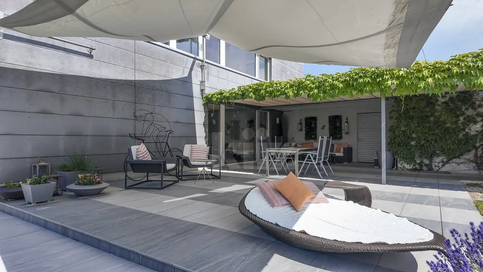 Villa luminosa con giardino in un ambiente calmo e verde – foto 3 di 13