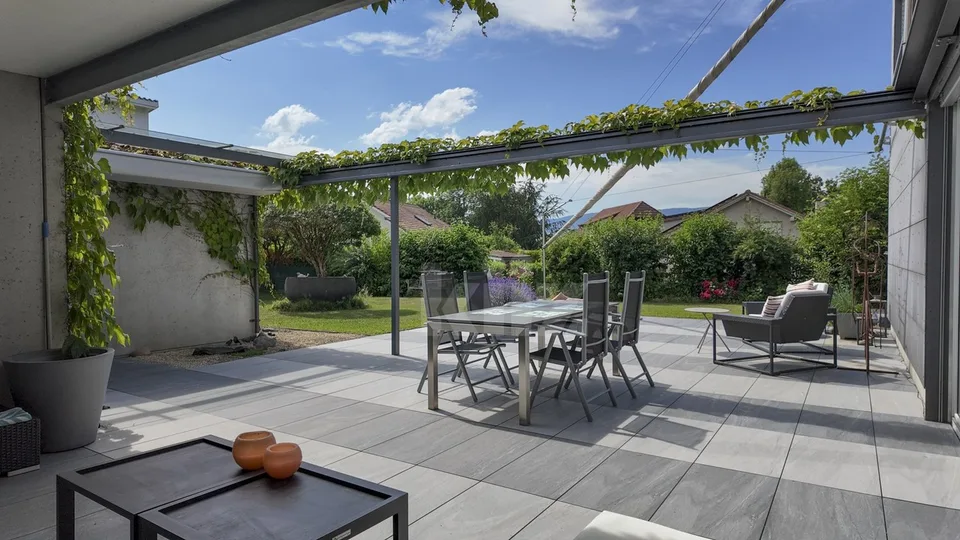 Villa luminosa con giardino in un ambiente calmo e verde – foto 2 di 13
