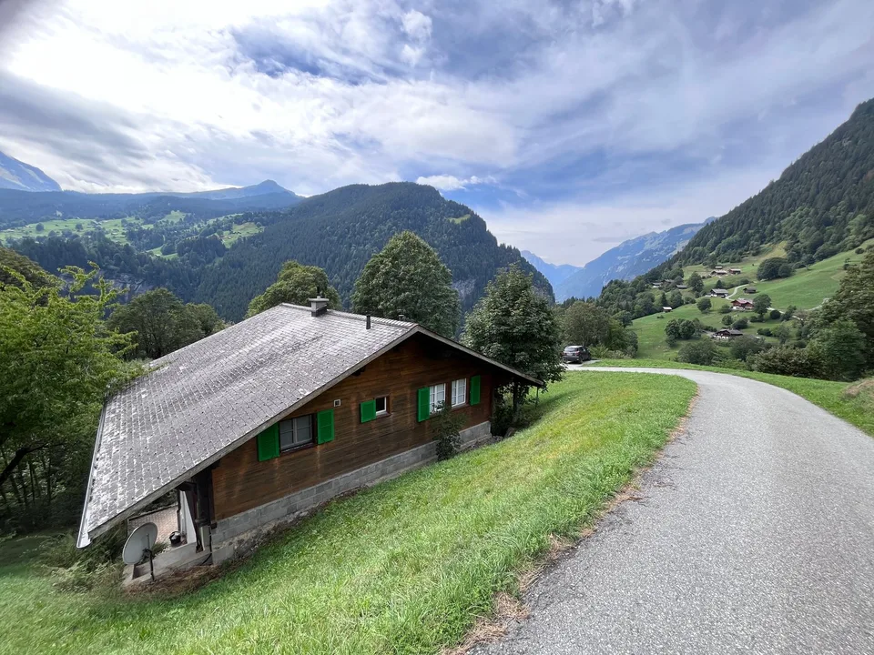Casa di due famiglie situata in modo idilliaco a Grindelwald – foto 15 di 17