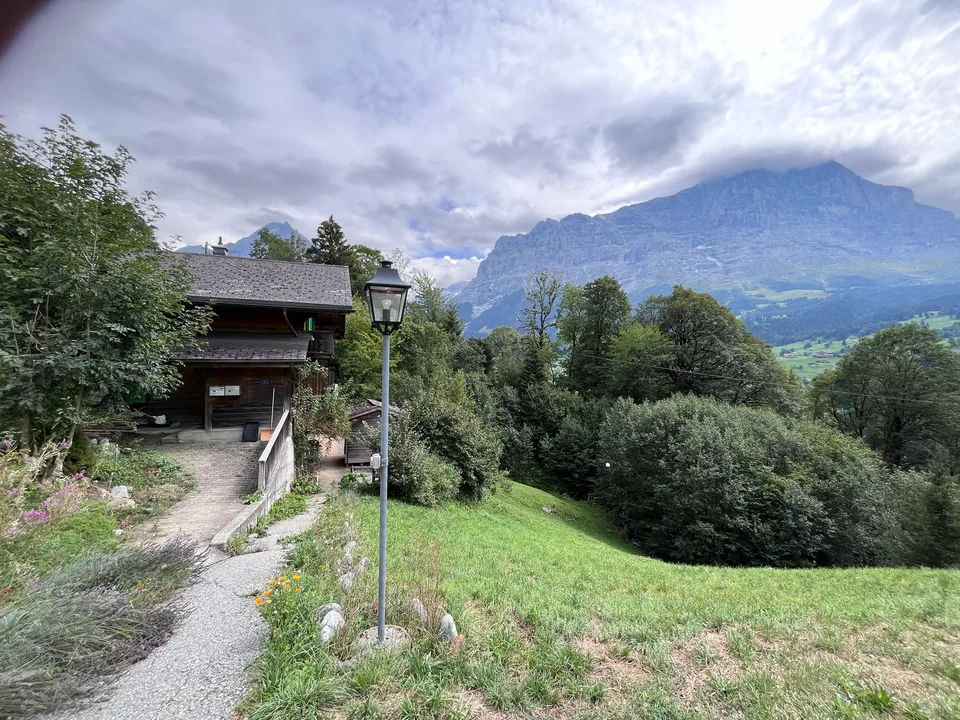 Casa di due famiglie situata in modo idilliaco a Grindelwald – foto 13 di 17