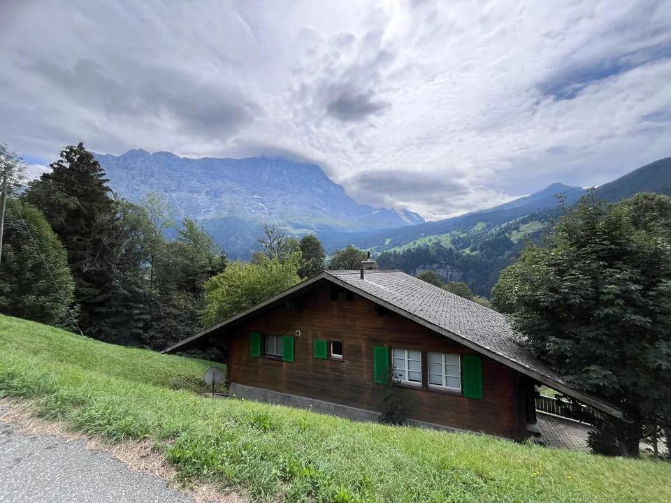 Casa di due famiglie situata in modo idilliaco a Grindelwald – foto 14 di 17