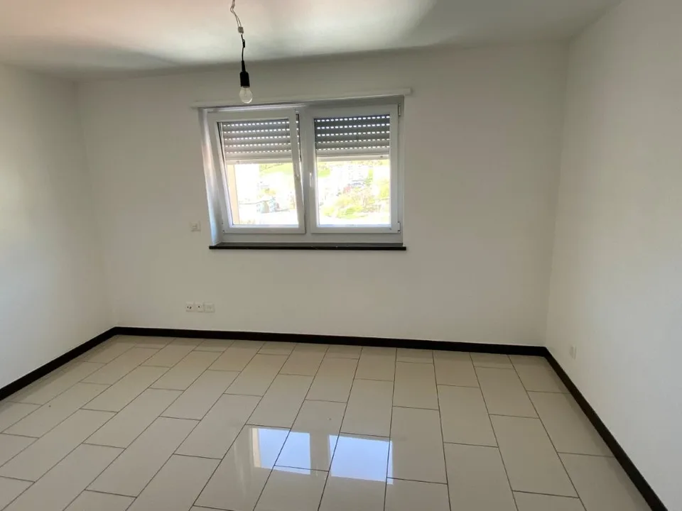 Moderne 4.5-Zimmer-Wohnung mit Balkon und Panoramablick – La Chaux-de-Fonds – Foto 4 von 11