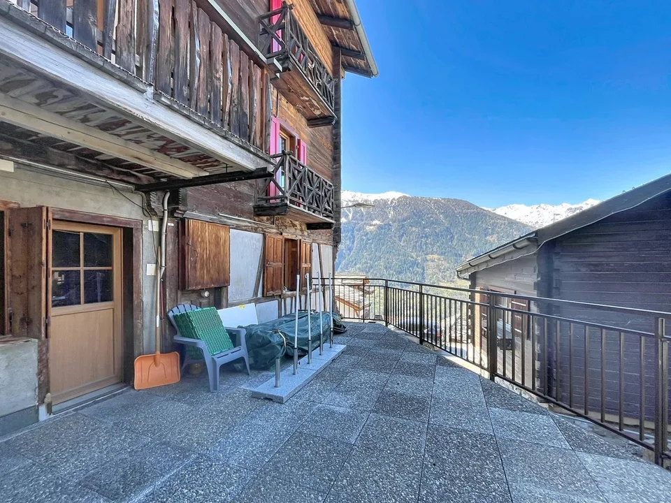 Appartamento con potenziale di ristrutturazione e vista sulle montagne – foto 9 di 26