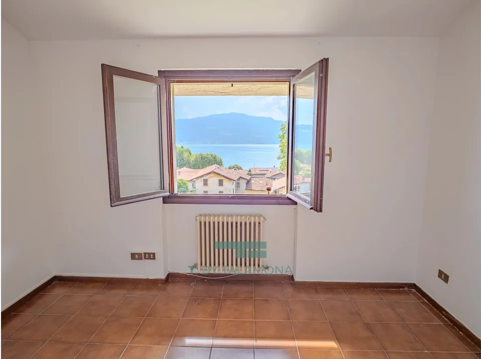 Appartamento di tre camere con vista panoramica sul Lago Maggiore a Cerro di Laveno Mombello – foto 13 di 13