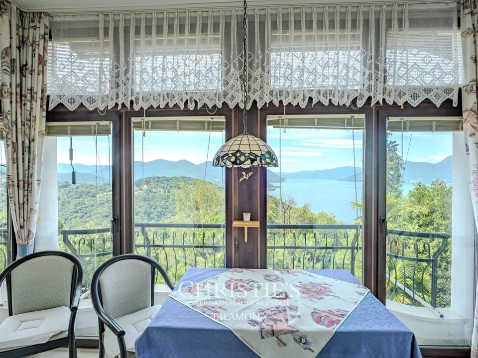 Appartement mit Seeblick und Pool in Dumenza – Foto 2 von 13