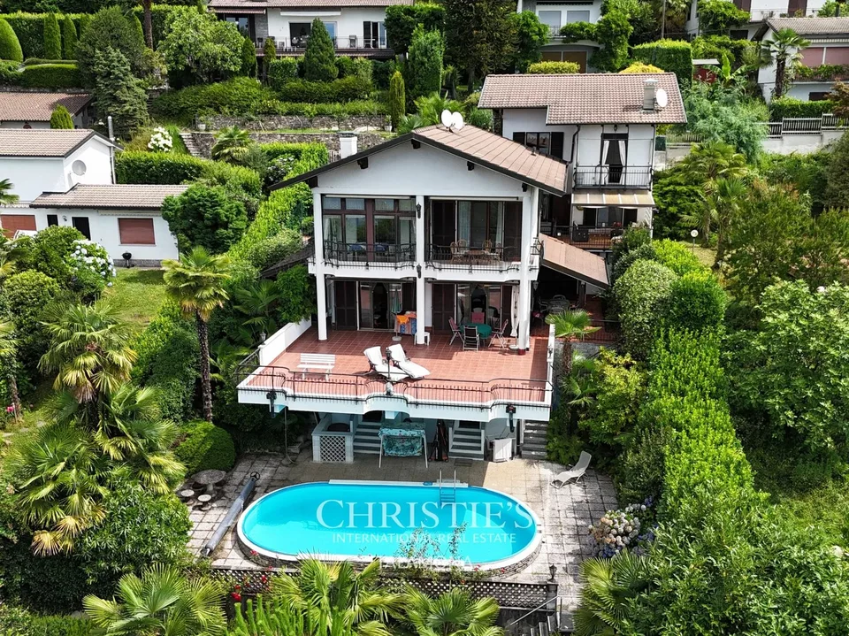 Appartement mit Seeblick und Pool in Dumenza – Foto 3 von 13