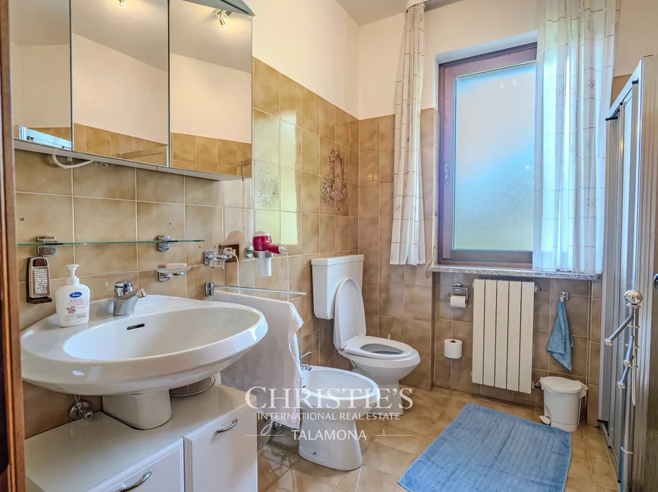 Appartement mit Seeblick und Pool in Dumenza – Foto 12 von 13