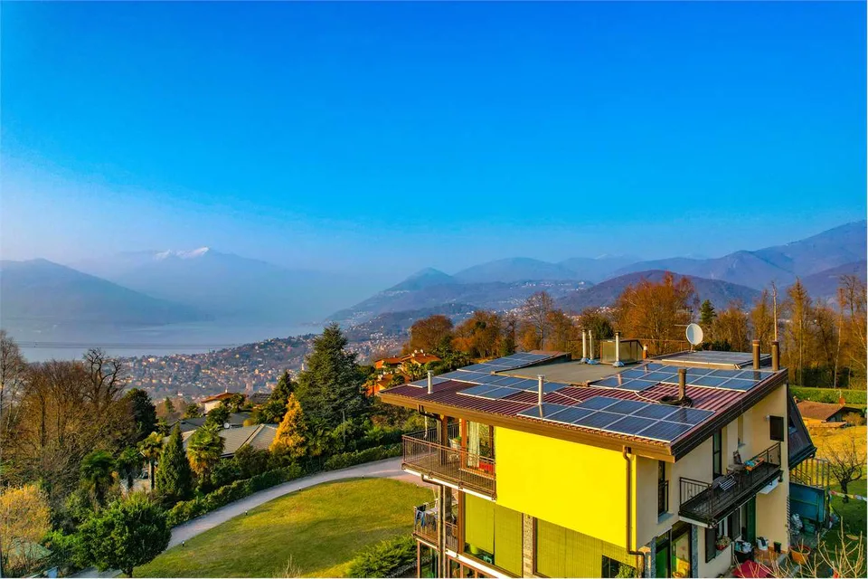 Luminoso appartamento all'ultimo piano, con bellissima vista sul Lago – foto 11 di 13