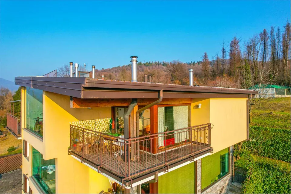 Luminoso appartamento all'ultimo piano, con bellissima vista sul Lago – foto 9 di 13