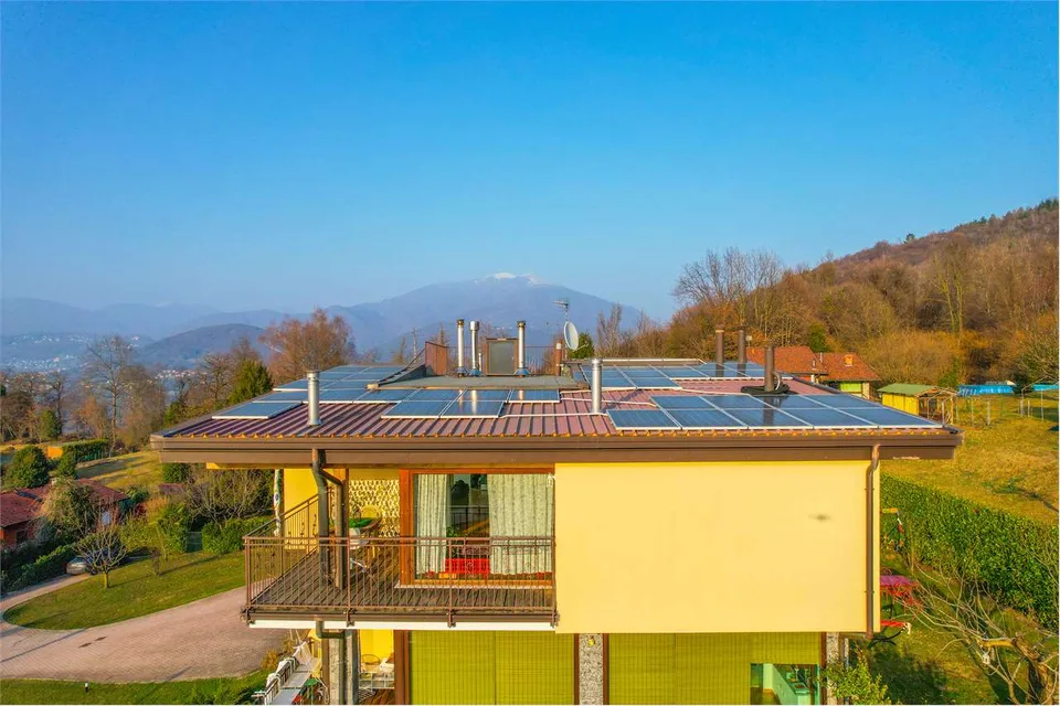 Luminoso appartamento all'ultimo piano, con bellissima vista sul Lago – foto 10 di 13